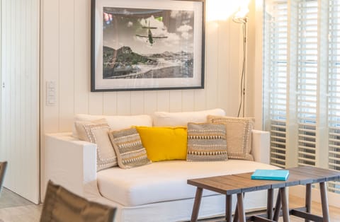 Air conditioning, ceiling fan, HD-TV, DVD player, Apple TV. Opens onto the terrace. Ocean view. 