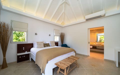King size bed, air conditioning, HD-TV with American satellite and Apple TV. Adjoining bathroom with Italian shower, hairdryer. Private balcony with ocean views.  