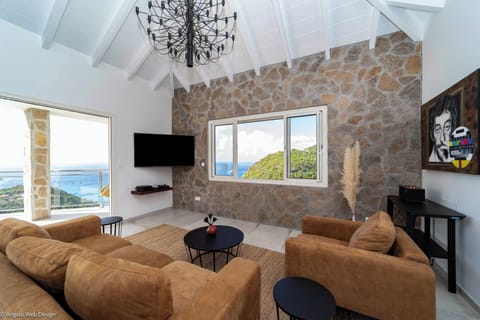 Lounge area opening onto the terrace. Air-conditioning, HD-TV, Dish Network, DVD player, Apple TV, Bose sound system.  