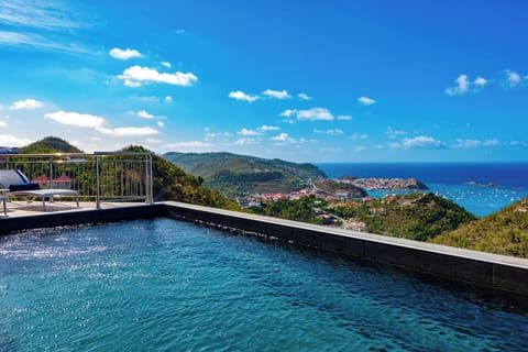 Nice pool, expansive terrace with loungers and deck chairs. Lounge area facing the view. Gas barbecue. 