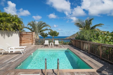 Heated pool surrounded by a large terrace with six sun loungers. Beautiful view of the Flamands beach, the ocean and the island of Bonhomme.
