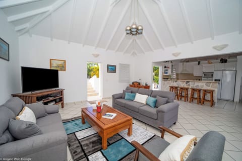 Air conditioning, HD-TV, Dish network, ceiling fans, WIFI, telephone. 