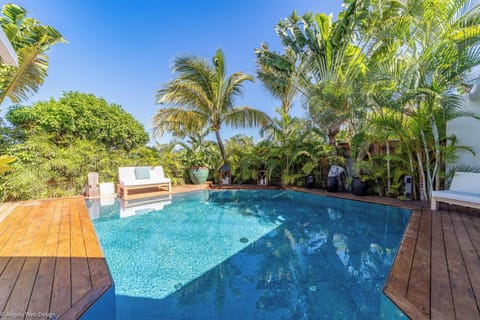 Heated pool 5 x 5 m surrounded by a spacious and sunny terrace with four sun loungers. Outdoor lounge area.  Gas Barbecue.