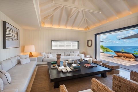Bright and airy with extra large sofas, HD-TV, Apple TV, french satellite, Sonos Sound System, Dish Network.