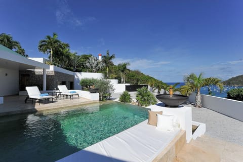 Pool 5 x 7.3 m, sun chairs and sofas on the terrace. 