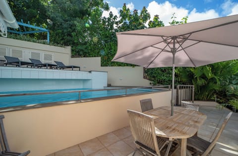 Air conditioned living room opening onto the terrace, HD-TV, Apple TV, ceiling fan. Indoor and outdoor dining tavkes for 6 guests.