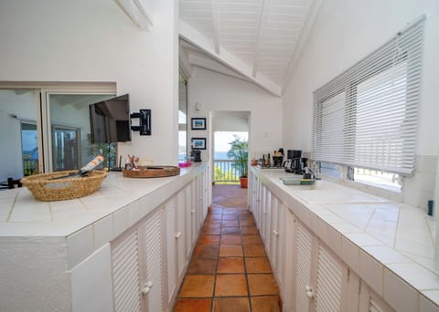 Air-conditioned and equipped for four people. Refrigerator, microwave freezer, blender, dishwasher, filter coffee maker, espresso and Nespresso coffee machine, toaster, fan. Outdoor dining table for 4 guests on the covered terrace. 