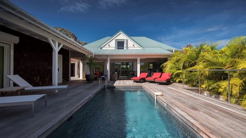 Terrace around the pool 2.5 x 6.5 m, deckchairs, covered terrace with sofas. Gas barbecue. 
