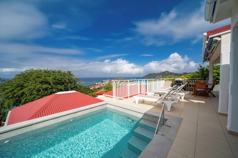 Beautiful terrace with outdoor lounge, nice pool facing the view, sun loungers. Gaz barbecue. 