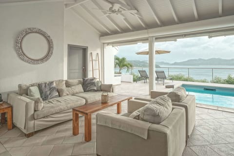 Ceiling fan. Dining table for 6 guests. View over the bay. 