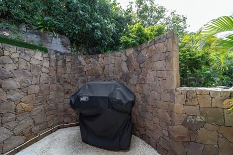Fully equipped. Fridge, freezer, dishwasher, oven, microwave oven, filter coffee maker, espresso coffee maker, toaster, kettle, juicer, blender, electrical plancha grill. Indoor dining table for 4 guests. Outdoor dining area on the terrace. 