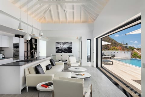 Air conditioning, HD-TV, Dish Network. The living room opens onto the terrace and the views. 