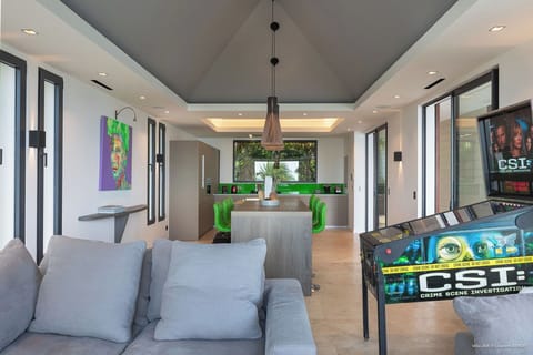 Air-conditioning, HD-TV, Apple TV, DVD player, Dish Network. 