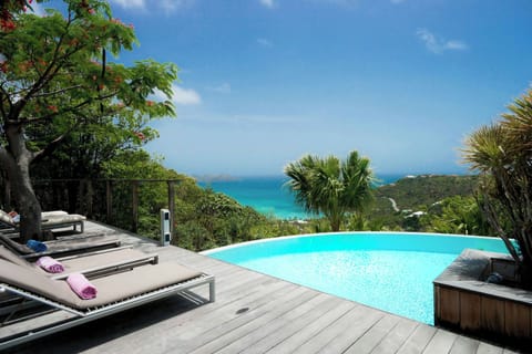 Nice pool, panoramic views over St-Jean's bay. 