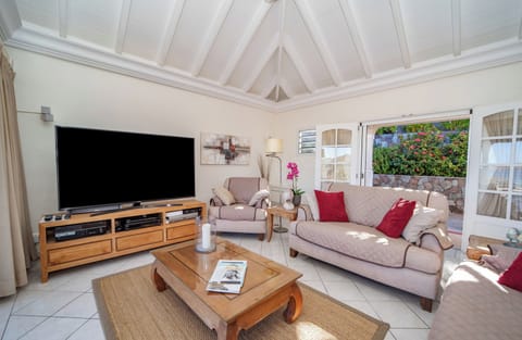 Open-air living room, air conditioning, ceiling fan, HD-TV, Dish Network, french satellite. 