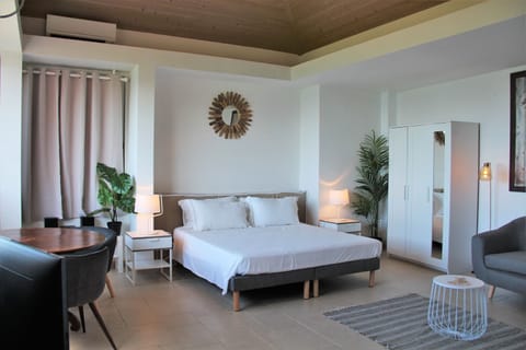 In an independant building. King size bed, air conditioning, safe, HD-TV, kitchenette. En-suite bathroom with a shower,  hairdryer, towels and beach towels.