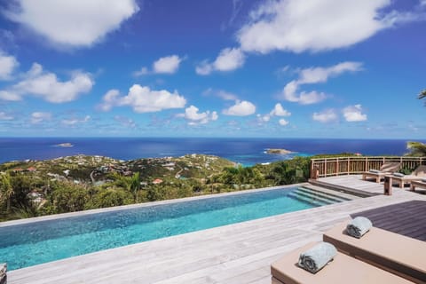 Beautiful heated pool 3 x 14 m, expansive terrace with deck chairs, panoramic views. 
