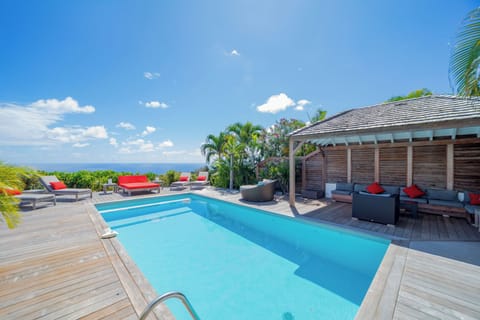 Nice pool surrounded by a terrace with deckchairs and lounge area. Gas barbecue. 