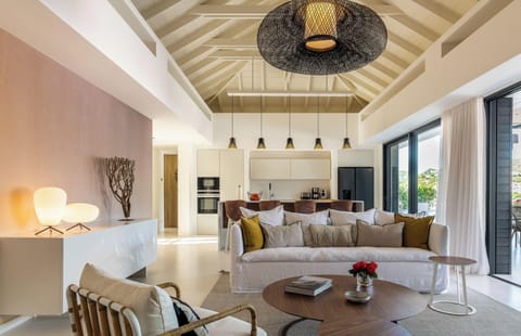 Air conditioning, HD-TV, Netflix, Apple TV, Dish Network. 