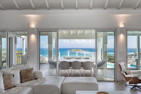 Air conditioning, HD-TV, Dish Network, Apple TV, DVD player. Access to the covered terrace, ocean view.