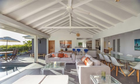 Expansive living area opening onto the terrace. Ceiling fans, HD-TV, Dish Network, Apple TV. 