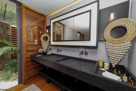King size bed, air conditioning, ceiling fan, HD-TV, Dish Network, safe, dressing room. Ensuite bathroom with indoor Italian shower, double sink, and WC. The bedroom opens onto the terrace and the view. 