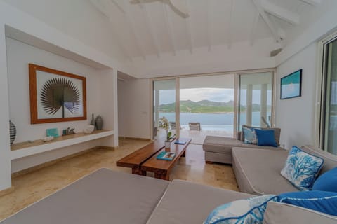 Large open-airy room with panoramic view over the bay. Ceiling fan, HD-TV, Dish Network, Apple TV, Bose sound system. 