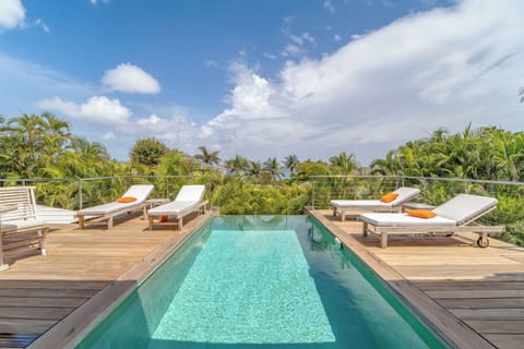 Beautiful pool facing the view, expansive terrace with deck chairs and loungers. Gas barbecue. 