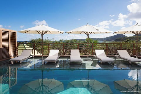 Nice pool, expansive terrace with sun loungers, deck chairs. Nice views over the bay. 