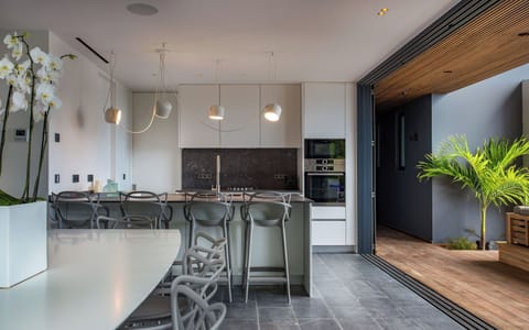 Fully equipped, air conditioning, breakfast bar with stools, gas oven, refrigerator, freezer, filter coffee maker and Nespresso coffee machine, centrifuge, electric kettle, dishwasher, microwave, toaster. 