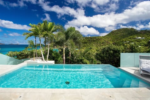 Heated pool, outdoor lounge areas, sun loungers. Gas barbecue. 