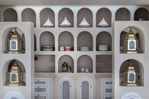 Fully equipped kitchen with electric oven, cooker with two gas and two glass-ceramics, microwave, fridge, freezer with ice maker, filter coffee maker and Nespresso coffee machine, dishwasher, blender, food processor, electric kettle, hood, toaster. Oudoor