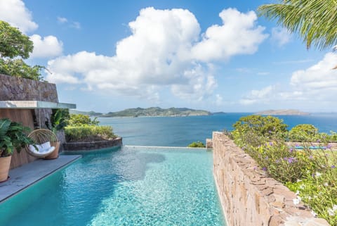 Nice heated pool, expansive terrace with loungers and deck chairs. Lounge area on the covered terrace. 