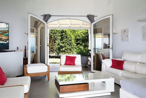 Large HD-TV, Canal Satellite, Apple TV, ceiling fans. The living area opens onto the covered terrace. 