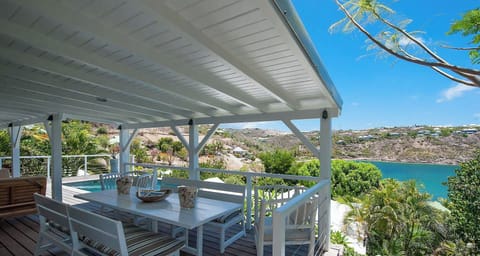 Fully equipped, electric oven and gas stove, microwave, toaster, Nespresso coffee machine, dishwasher,  fridge and freezer, electric kettle, electric fruit squeezer, hood. The dining table is on the covered terrace. 