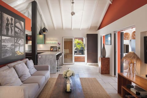 Comfortable and beautifully decorated living with a desk area, opening onto the covered terrace. HD-TV, Dish Network, Apple TV. 