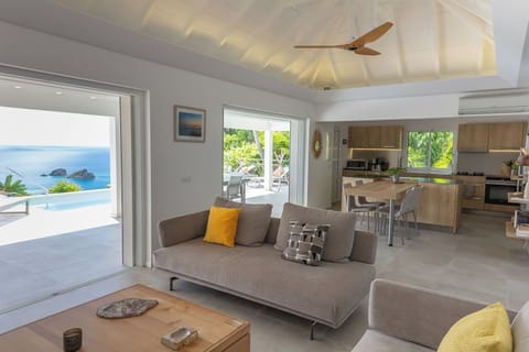 Expansive living area opening onto the terrace. Air-conditioning, HD-TV, Dish Network, Apple TV, ceiling fans. 