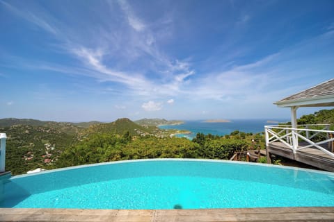 Beautiful heated 4 x 10 m pool facing the view. Large terrace with sun loungers and outdoor lounge area. Gas barbecue, outdoor shower.