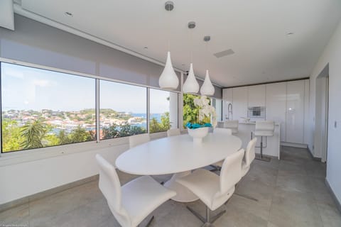 Fully equipped gourmet kitchen with gas stove, granite counters. Refrigerator, freezer, ice maker, blender, dishwasher, food processor, centrifuge, microwave, citrus press, Nespresso coffee machine and filter coffee maker, toaster. Indoor dining table for