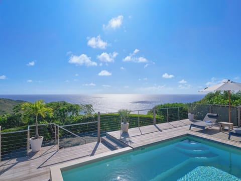 Beautiful pool 9 x 5 m, expansive terrace with lounge area, deck chairs. 