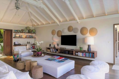 Great room with large HD-TV, Dish Network, ceiling fan. Outside lounge on the covered terrace. Ocean view. 