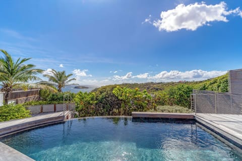 Expansive terrace, pool, sun loungers. Nice view over the bay. 