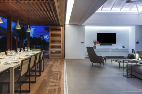 Air-conditionning, HD-TV, Canal Satellite, Dish Network and Apple TV, WIFI, sound system, fans. Ocean view. 