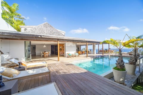 Nice heated swimming pool 4 x 10 m surrounded by a terrace with deckchairs and lounge area.