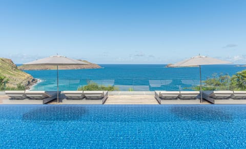 Large heated pool facing the view over the ocean. Expansive terrace, with deckchairs and lounge areas. Gas barbecue. 