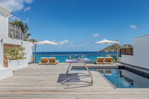 Expansive terrace, pool, sun loungers. Kayak and paddle available. Gas barbecue. 