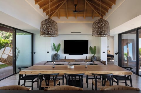 Air-conditionning, HD-TV, Dish Network and Apple TV, Bose sound system, fans. Ocean view. 