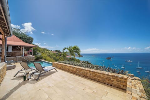 Nice pool, terrace with sun loungers, well exposed to the sun. Gas barbecue. 