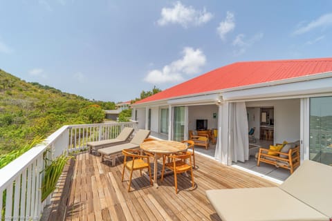 Nice terrace with deckchairs, outdoor dining table. Charcoal barbecue. Lounge corner on the deck overlooking Lorient bay. 