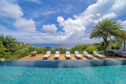 Great heated pool, expansive terrace with loungers, deck chairs, facing the panoramic view. 